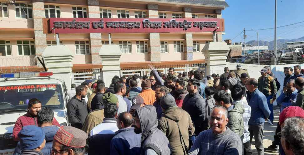 Pauri District Hospital: People are angry due to negligence in treatment of injured
