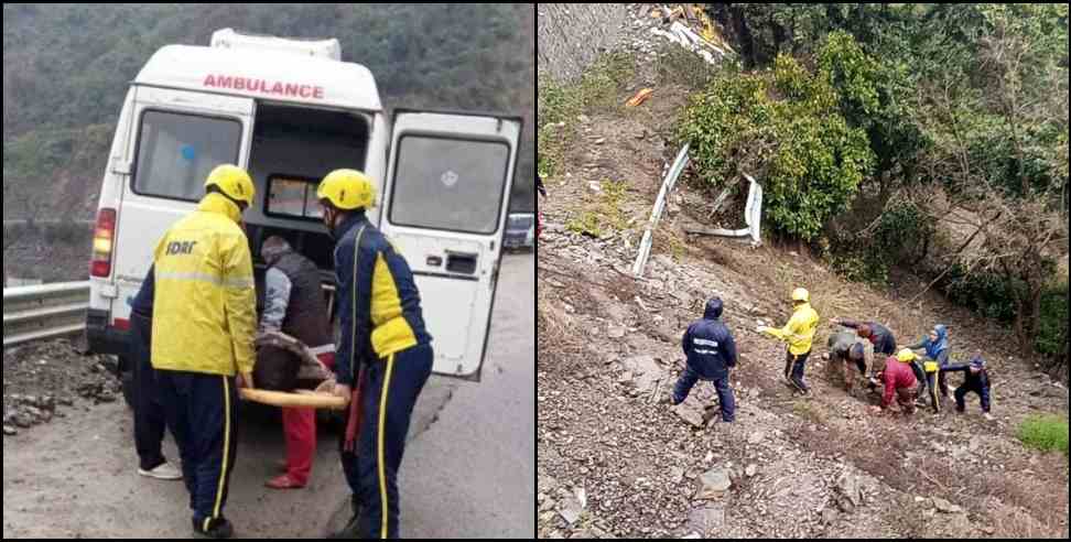 teen dhara truck fallen in ditch: Truck fell in a ditch near teen dhara in Devprayag