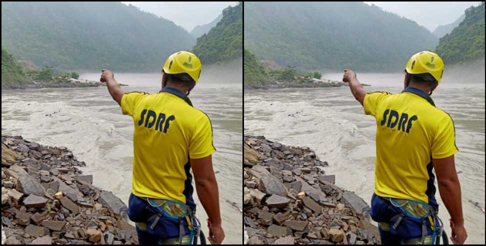 kaudiyala car ganga river: Car submerged in Ganga river near Kaudiyala Badrinath Highway
