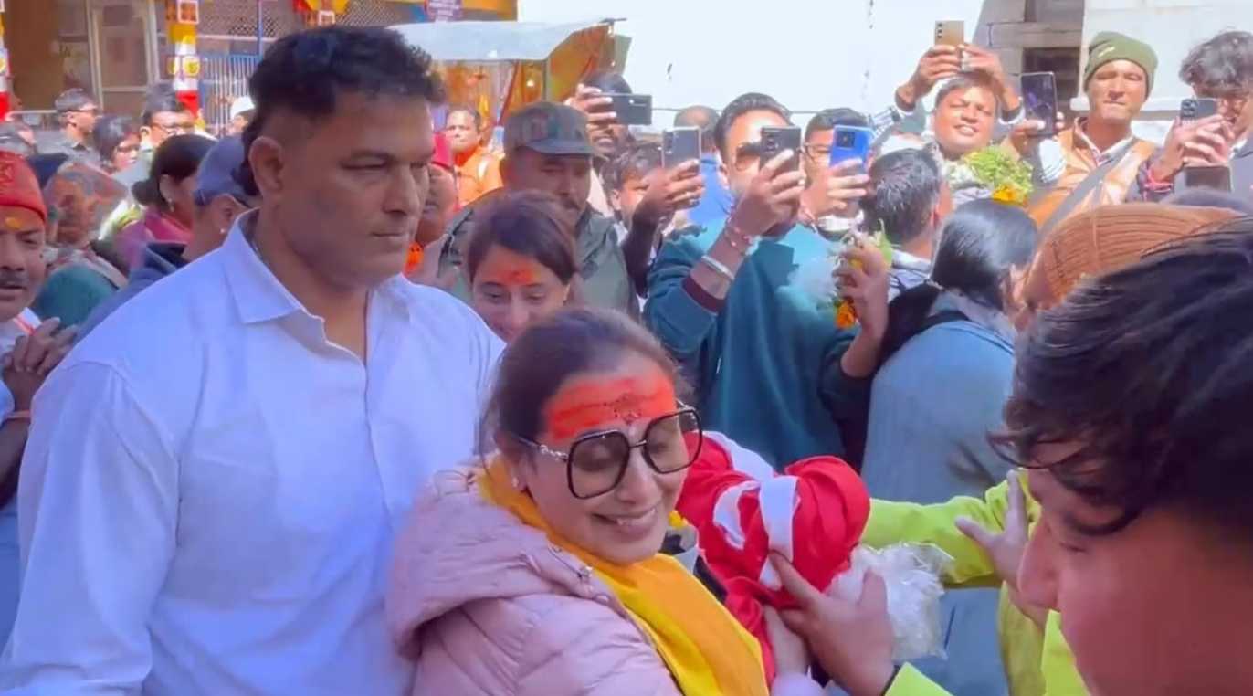 Actress reaches Kedarnath by helicopter