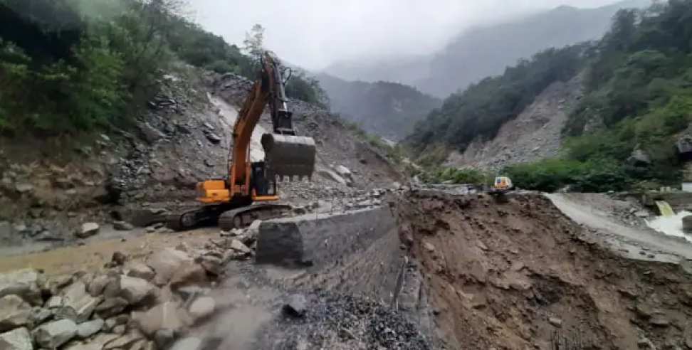 badrinath highway land slide 11 july: Landslide on Badrinath Highway July 11