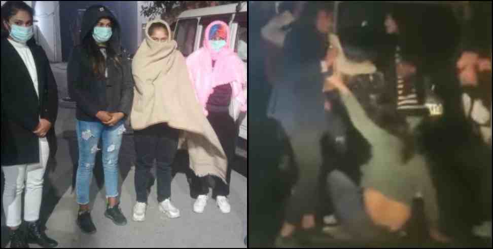 Girls fighting on road in Roorkee: girls fighting on road in Roorkee Video goes viral