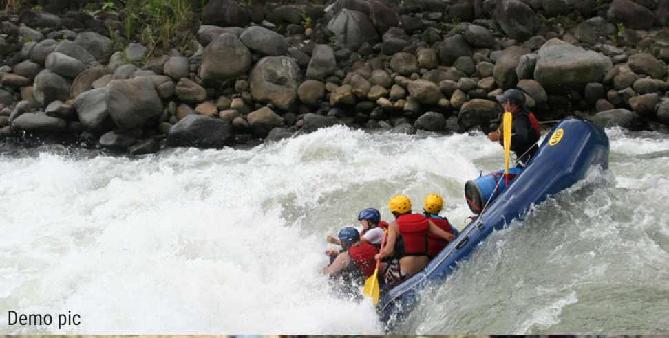 rishikesh river rafting : Raft overturns during Rishikesh river Rafting