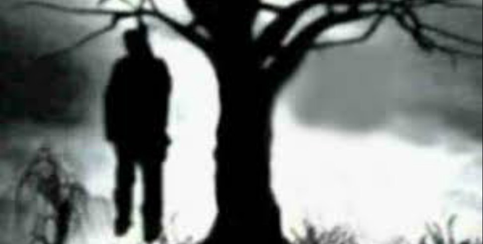 Pithoragarh News: dead body found hanging from a tree In Pithoragarh