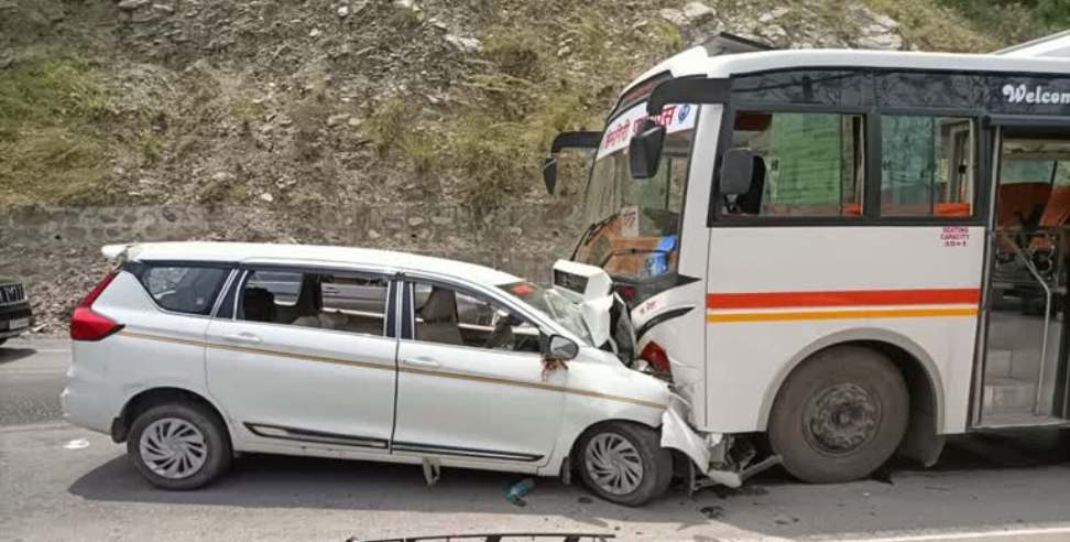 Collision between bus and taxi in Devprayag
