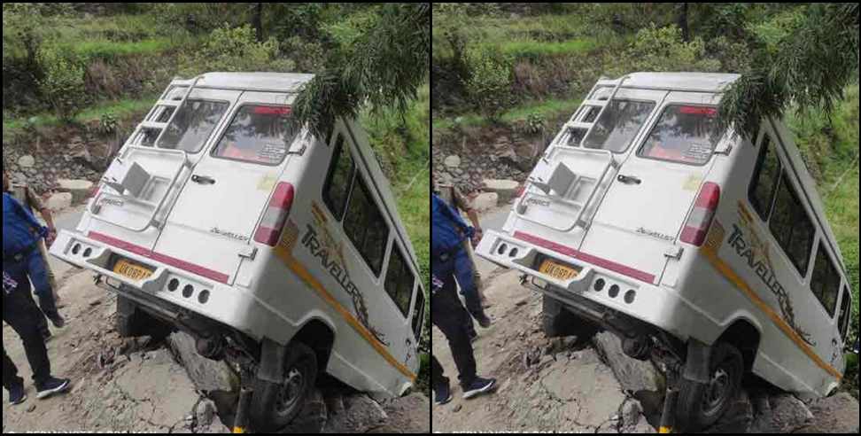 mayali tempo traveler: Steering failure of tempo traveler on Tilwara-Mayali-Ghansali motorway