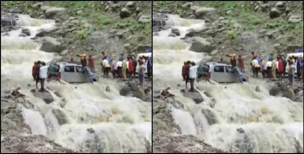 Pithoragarh Car stuck: Car stuck in drain in Pithoragarh