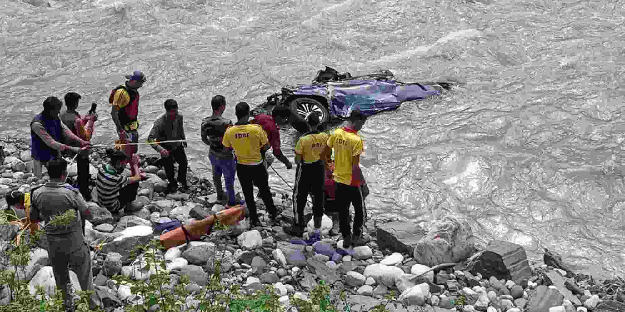 yamuna river mg hector car : MG Hector car falls in river in Uttarkashi 2 people missing