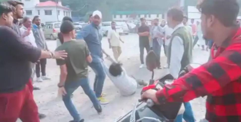 nainital taxi driver beaten video: Tourists beat taxi driver in Nainital