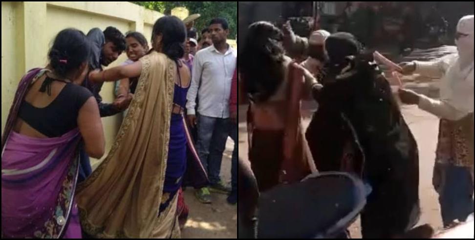 Haldwani jeetpur negi news: Sharaab taskar beaten by women in haldwani jeetpur negi
