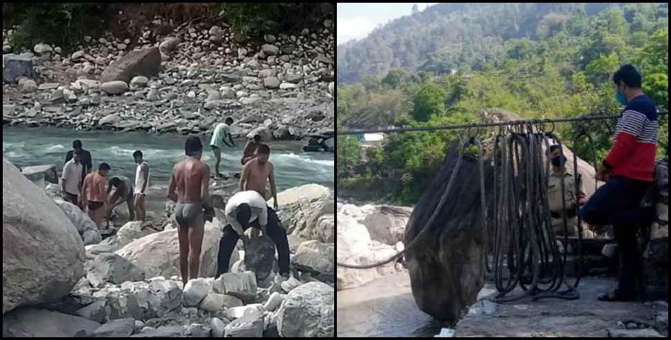 Pithoragarh News: People engaged in building bridge between Pithoragarh Bageshwar