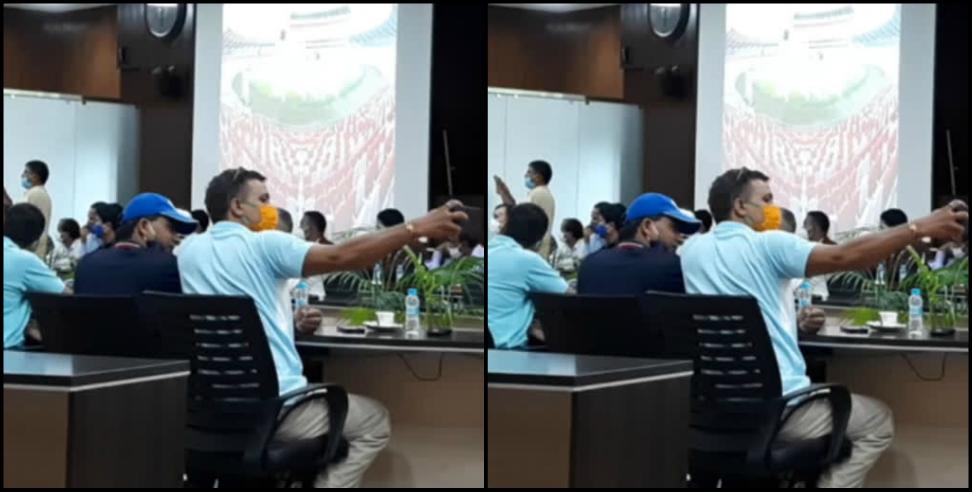 Uttarakhand Sports Minister: Uttarakhand: Officials taking selfies in sports department meeting