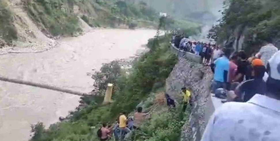 Road Accident in Garhwal: Tempo-Traveller lost control and fell into Alaknanda