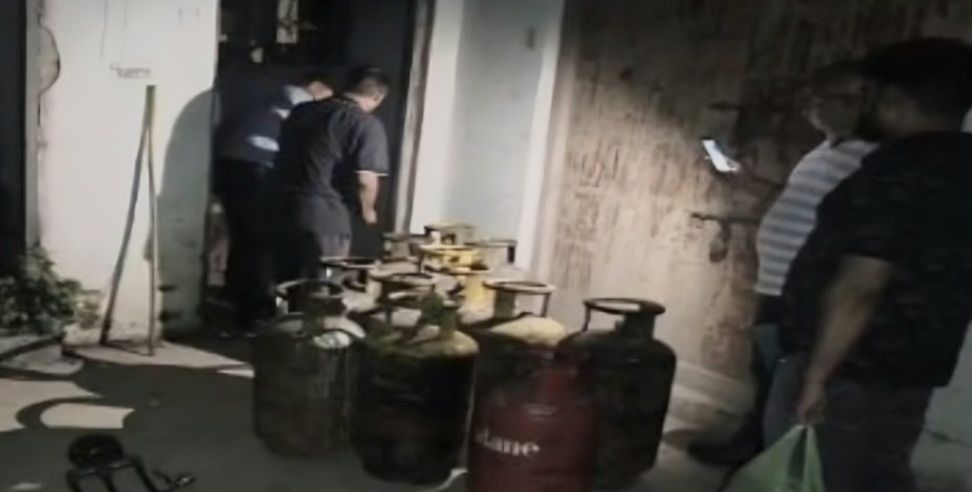 Illegal gas refilling racket: Illegal gas refilling racket busted in Haridwar