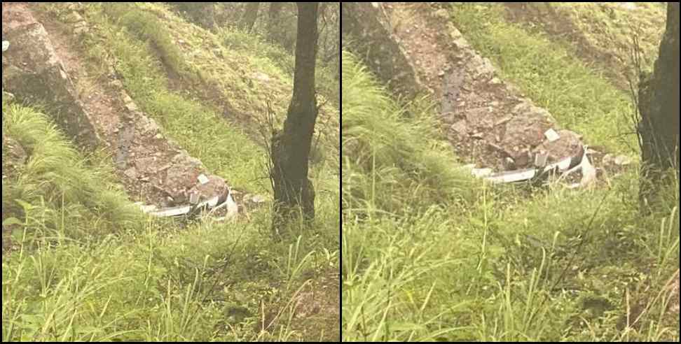 Pauri Garhwal News: Car fell into a ditch on Lansdowne road of Pauri Garhwal
