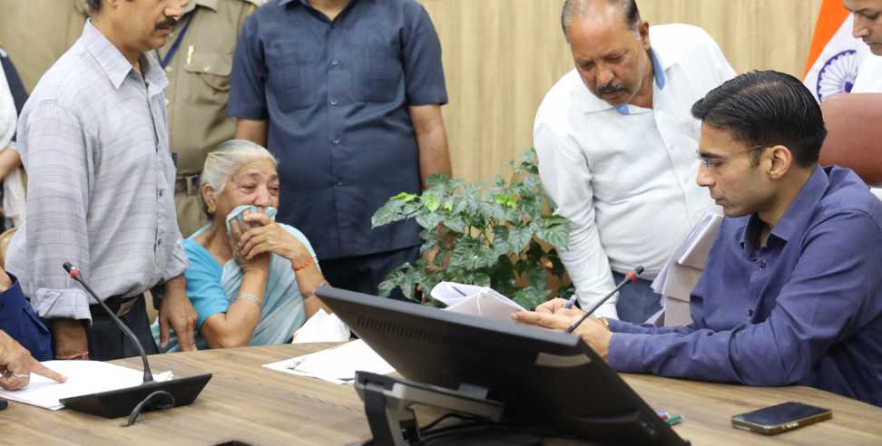 DM Savin Bansal: DM Savin Bansal stopped salary of 3 officers