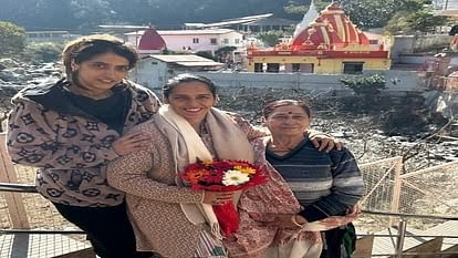 Saina Nehwal visited kainchi dham