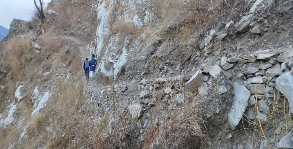 Durbil village of Uttarkashi: Children going to school in Durbil village risking their lives