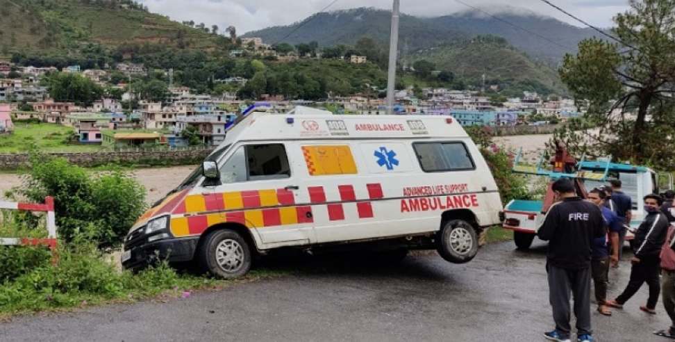 Bageshwar News: Ambulance narrowly saved after falling into a ditch in Bageshwar