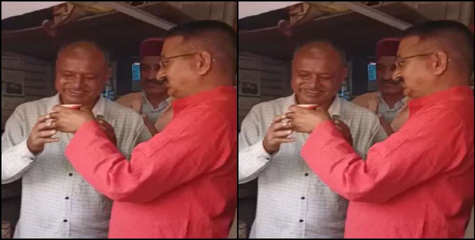 dayashankar tea stall dehradun: Kishore Upadhyay offered tea to the chaiwala