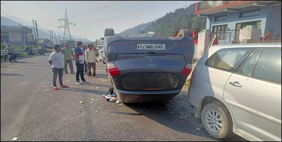 Tehri car hadsa: Doctors car fell on the road in Tehri Garhwal