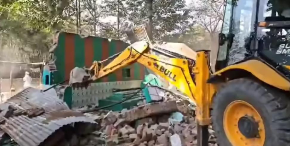 Illegal shrine demolished: Illegal shrine demolished in Haridwar