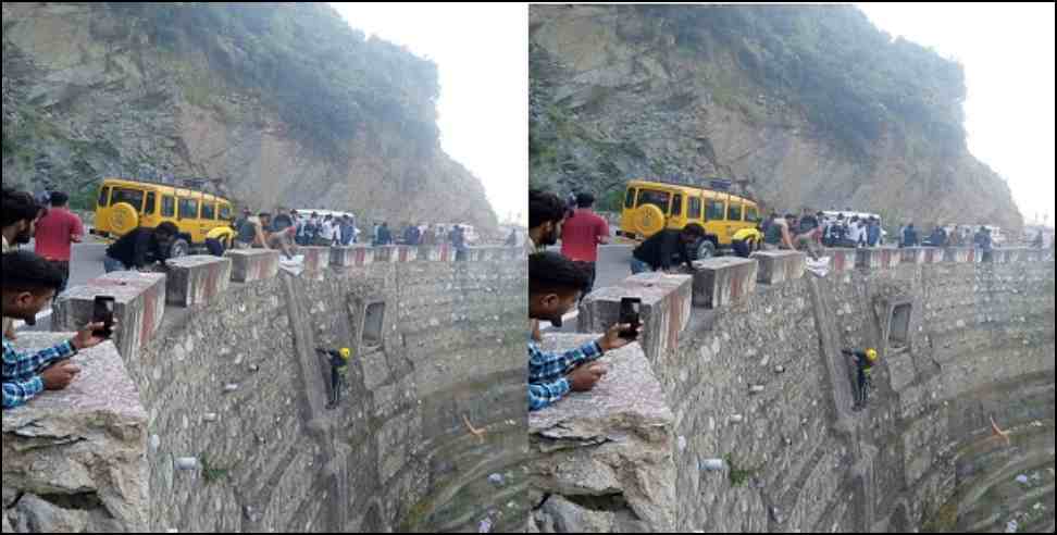 devprayag truck hadsa: Truck fell into deep ditch in Devprayag