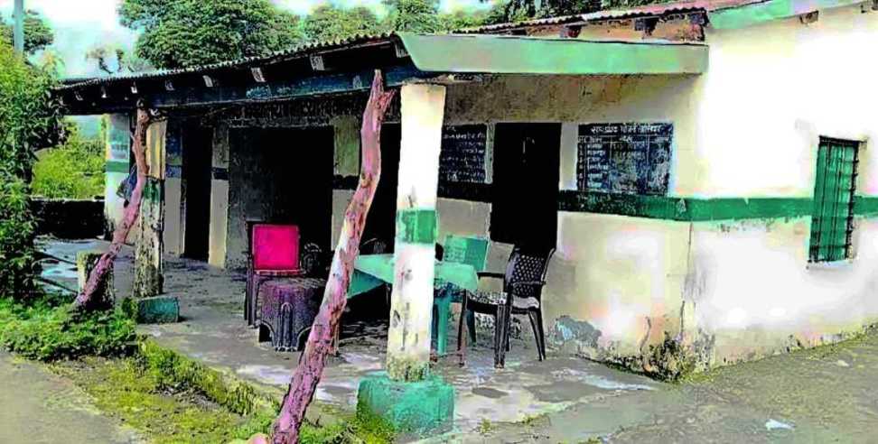 School in Chamoli: Roof of school rests on two beams in Chamoli
