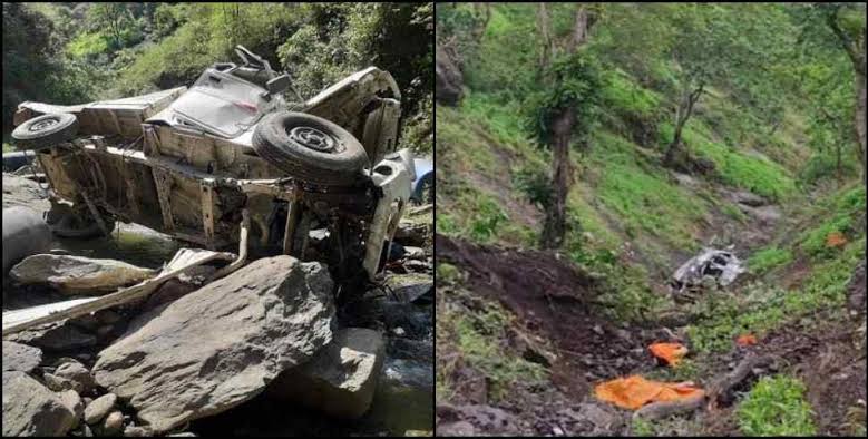 Devprayag truck hadsaQ: Truck fallen in deep ditch in devprayag 2 died