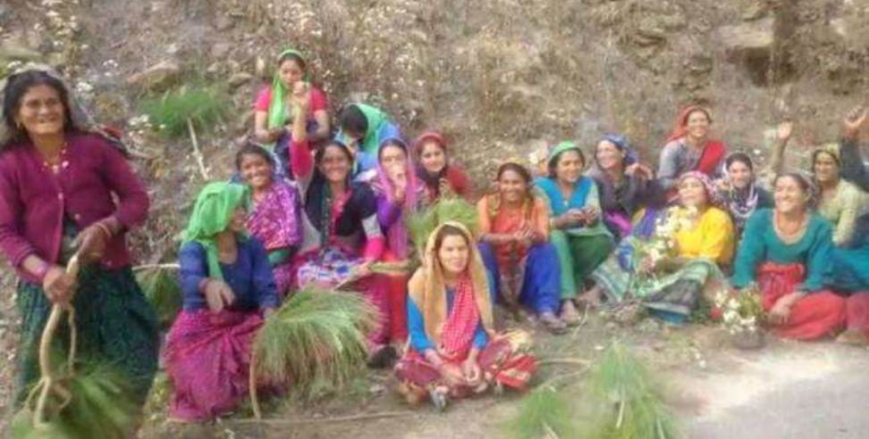 chamoli theli village women news: women of Chamoli Theli village are extinguishing the forest fire