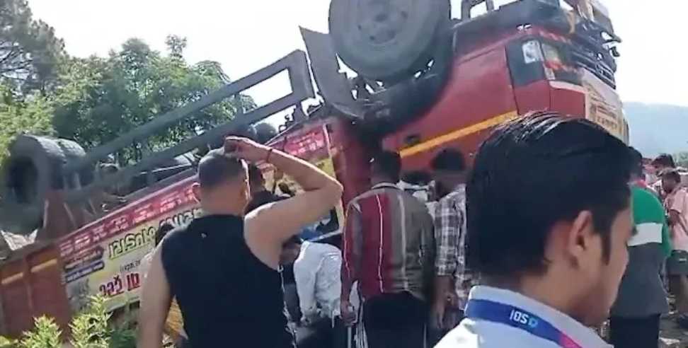 kawad yatra 2025: Kawad Truck overturned on Rishikesh-Gangotri highway