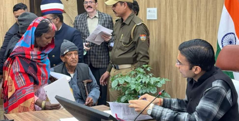 DM Savin Bansal: DM Savin Bansal takes action on negligence of Assistant Labor Commissioner