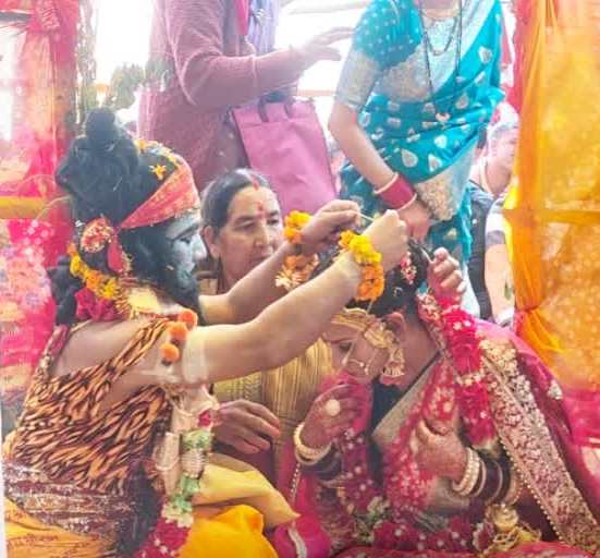 Couple Marries as Shiva and Parvati During Shiv Mahapuran Katha