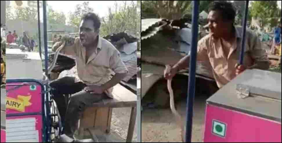 Man eat Snake haldwani : Man eat alive snake in haldwani nainital