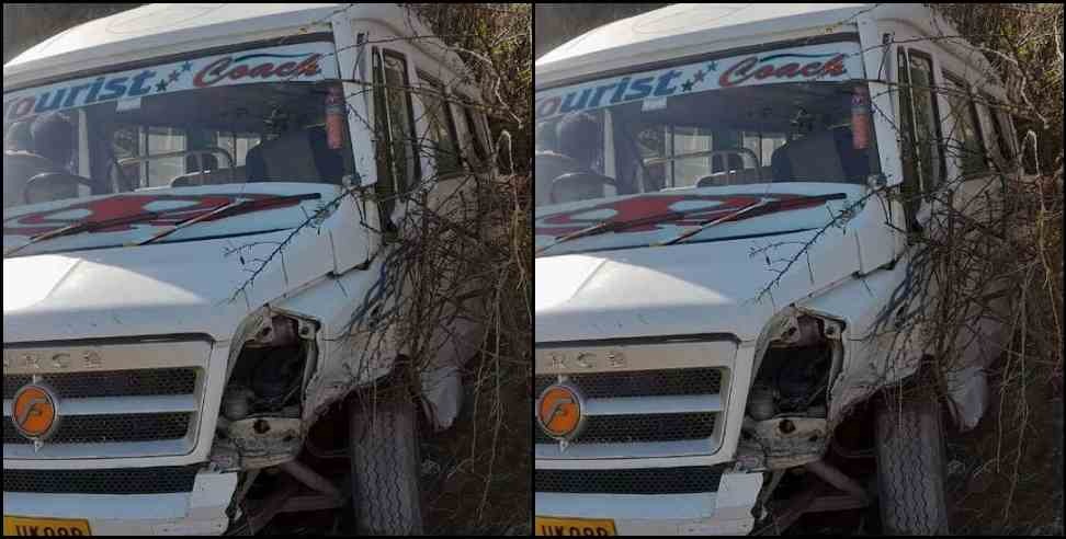 joshimath iit students tempo traveller: Tempo traveller overturns on road in Joshimath