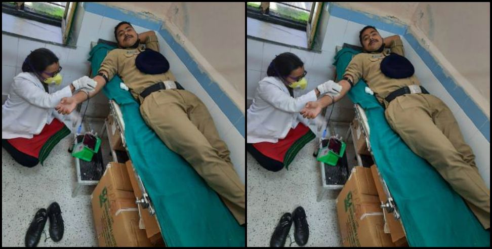 Chamoli News: Police constable donated blood in Chamoli