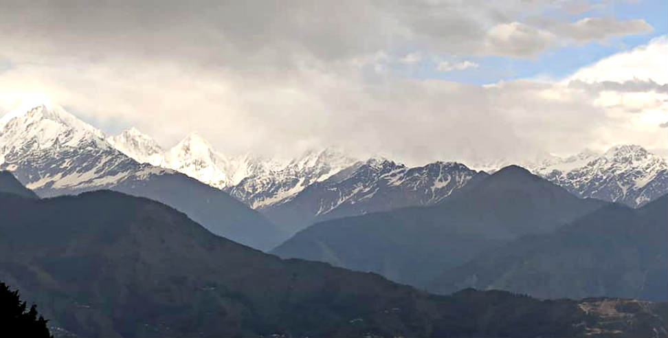 Munsyari: Snowfall in munsyari hilly area