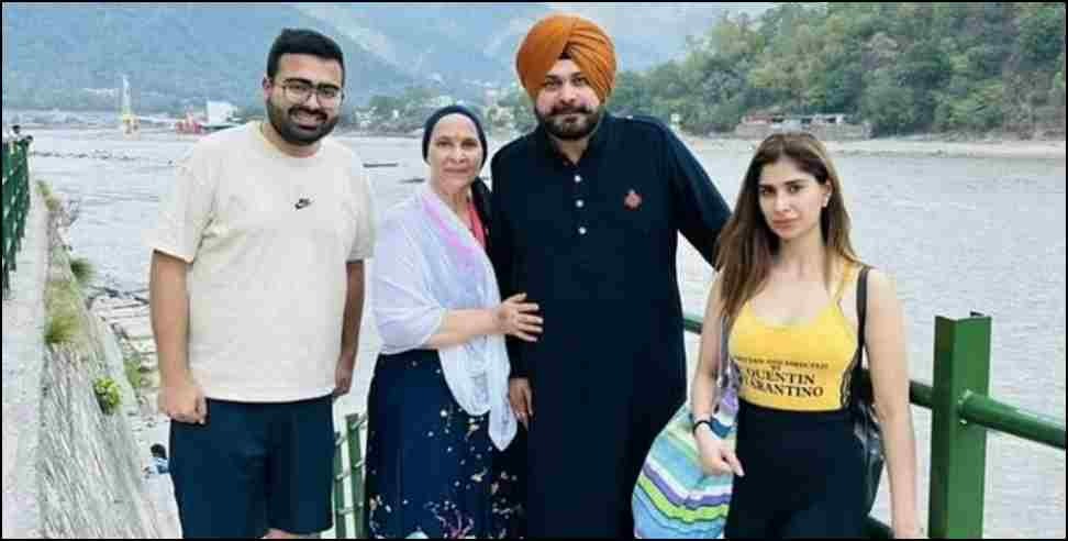 Rishikesh navjot singh sidhu : Navjot Singh Sidhu in Rishikesh with wife