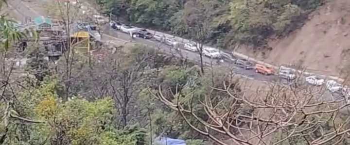 Tourists Stuck in Traffic for Hours