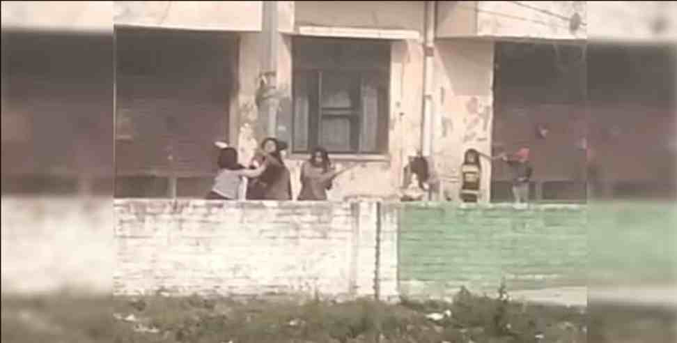 roorkee girl fighting video: Fight between two groups of girls in Roorkee