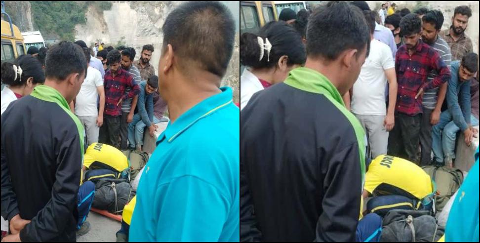Pickup vehicle falls into deep ditch near Tota Ghati