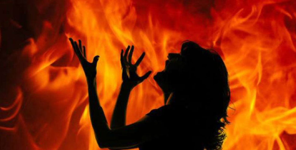 Rudrapar News: Female constable set herself on fire in Rudrapur