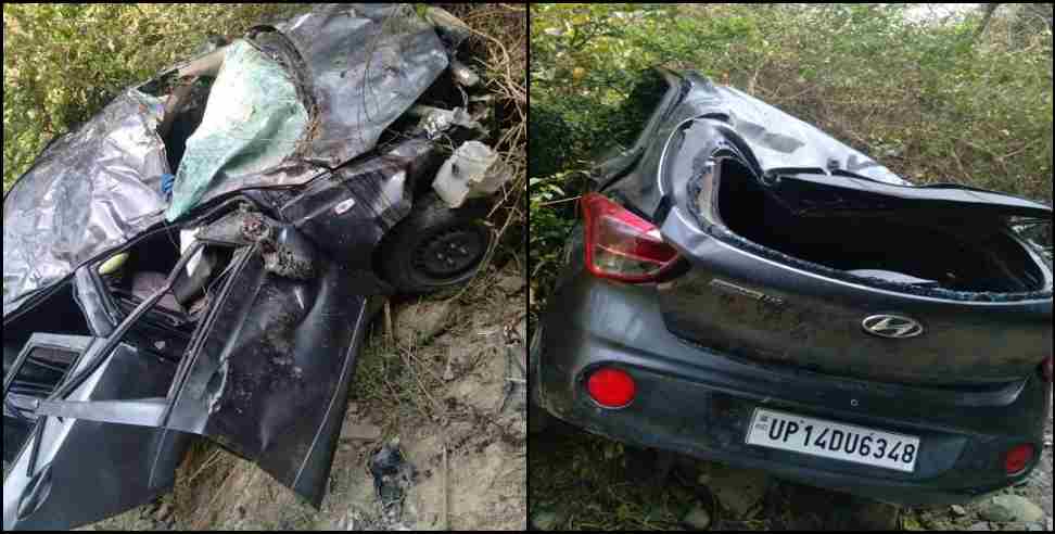 almora syalde motorway car in ditch: Car fell into a ditch on Almora Syalde-Deghat motorway
