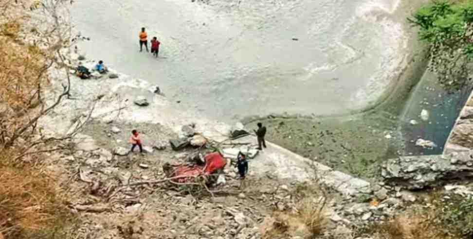 kainchi dham car hadsa chamtkar: Family returning from kainchi dham had accident all are safe