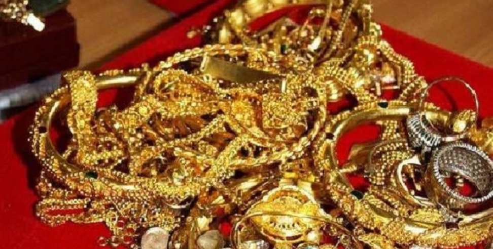 Jewelry theft: Jewelry stolen from the hotel room