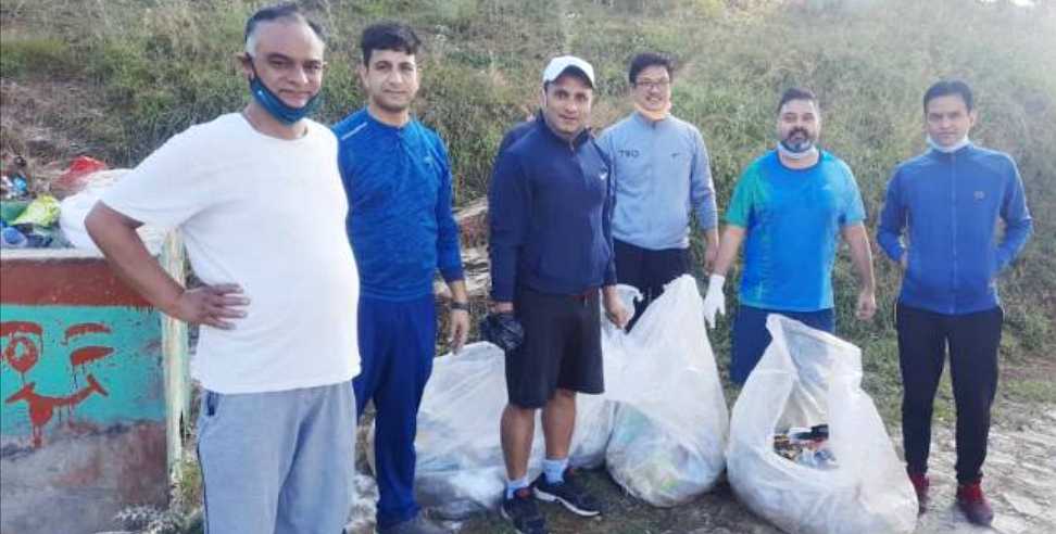 Pithoragarh News: Youth cleaned Chandak track in Pithoragarh