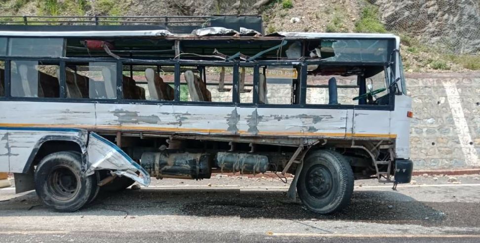 Tehri Garhwal News: The truck hit the bus in Tehri Garhwal