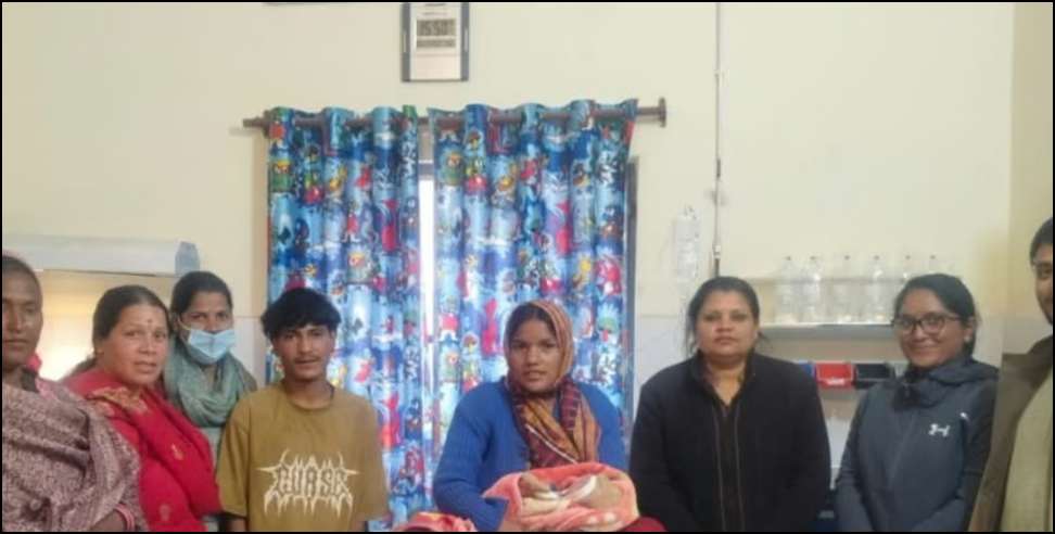 Mother and Newborn Safe: Pregnant Woman Gives Birth on Footpath