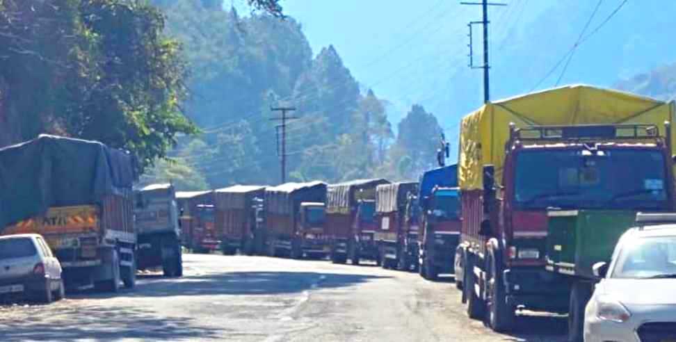 Kedarnath route liquor trucks: Liquor Trucks Parked on Kedarnath Route in Rudraprayag