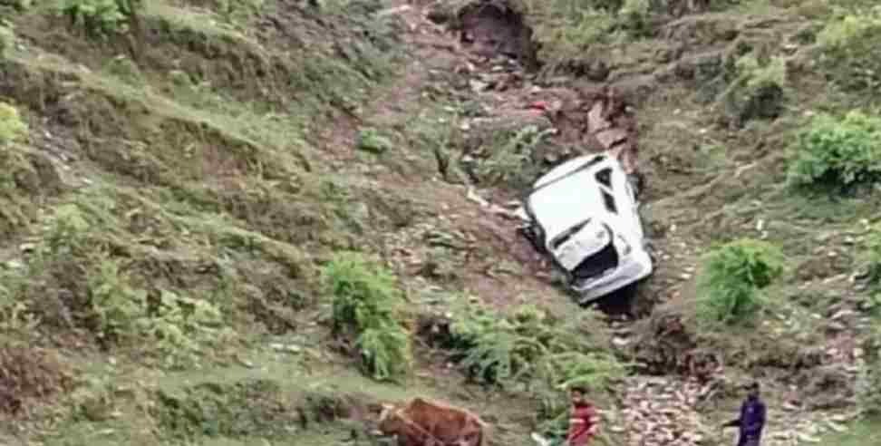 Nainital Car Accident: Car fell in ditch in Nainital